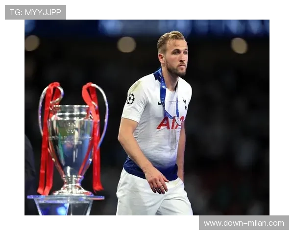 学校联赛决赛举行，意甲冠军奖杯现场展示