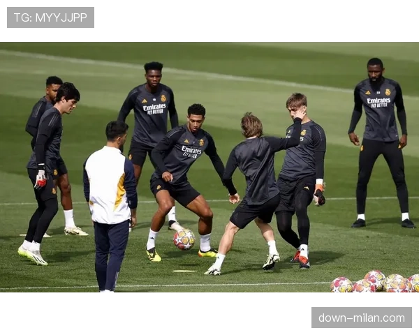 皇马定位球战术革新：后点偷袭战术险些得分，系统化编排显成效